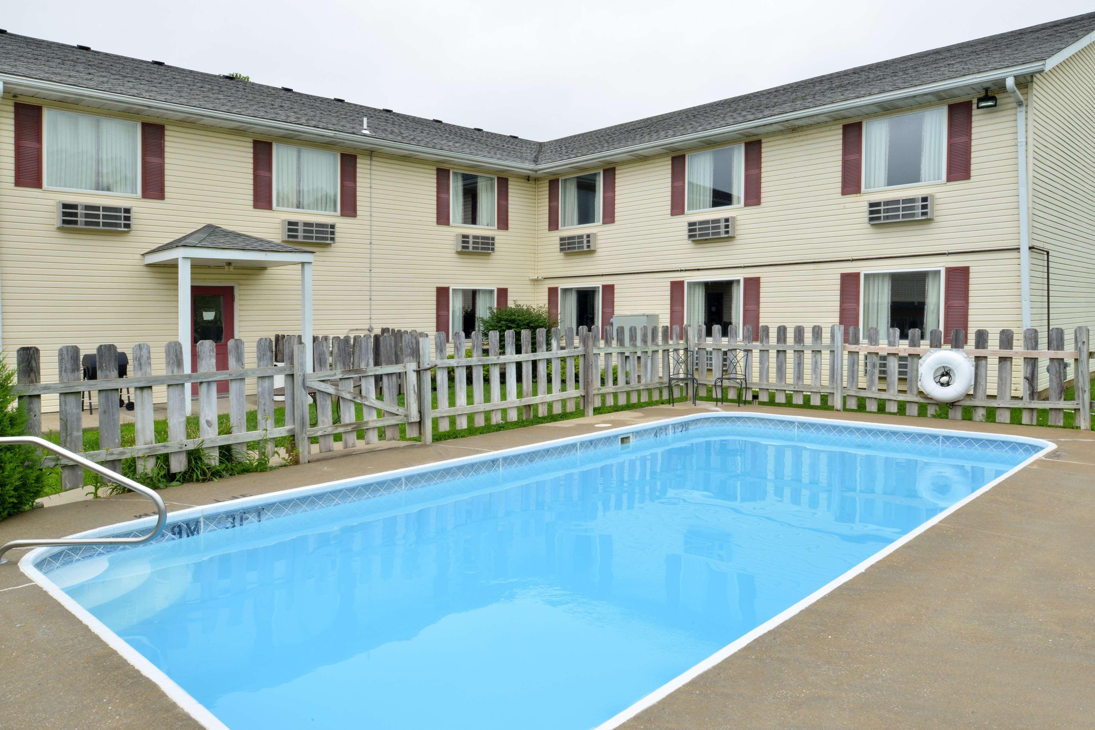 Americas Best Value Inn Knob Noster Екстериор снимка
