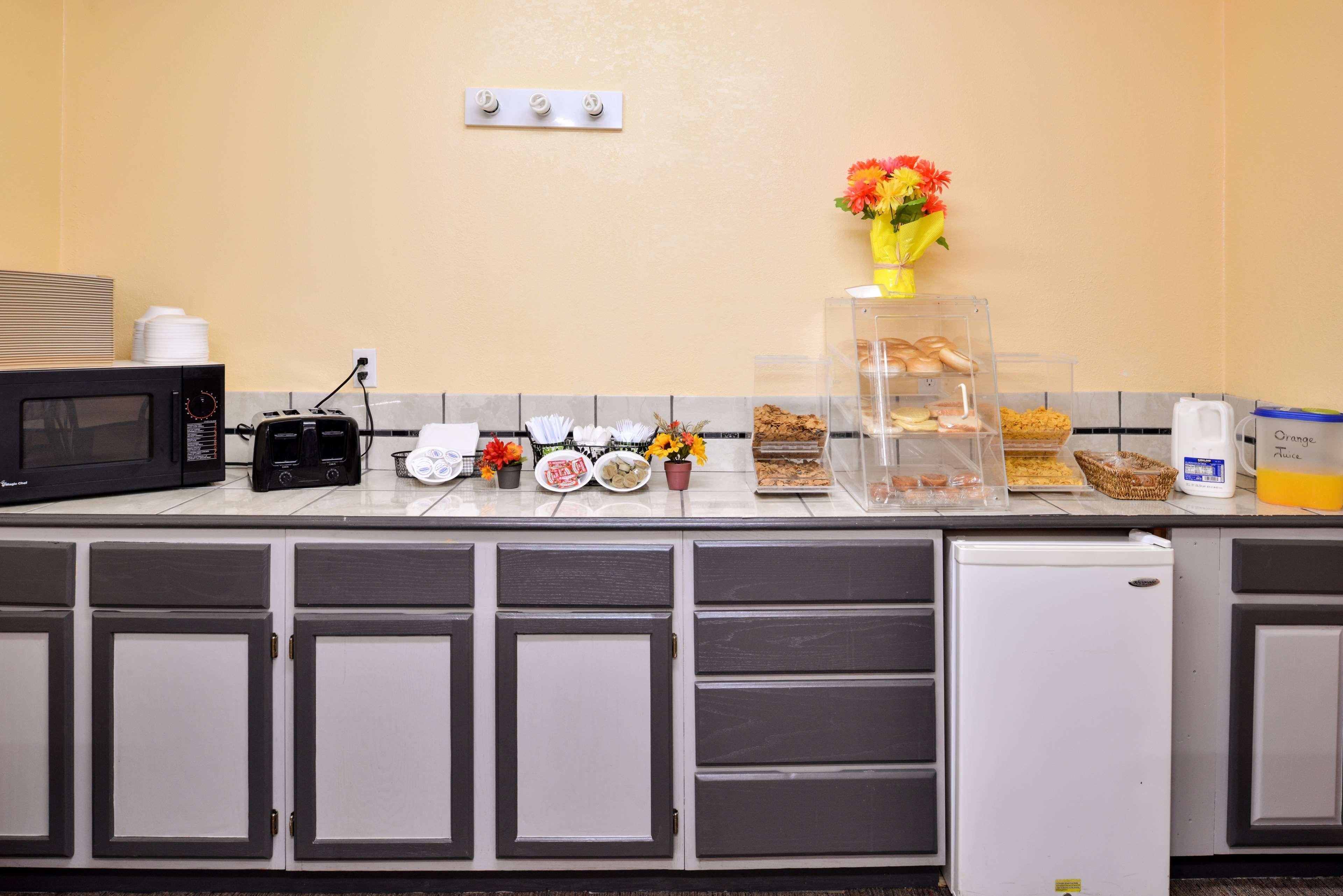 Americas Best Value Inn Knob Noster Екстериор снимка